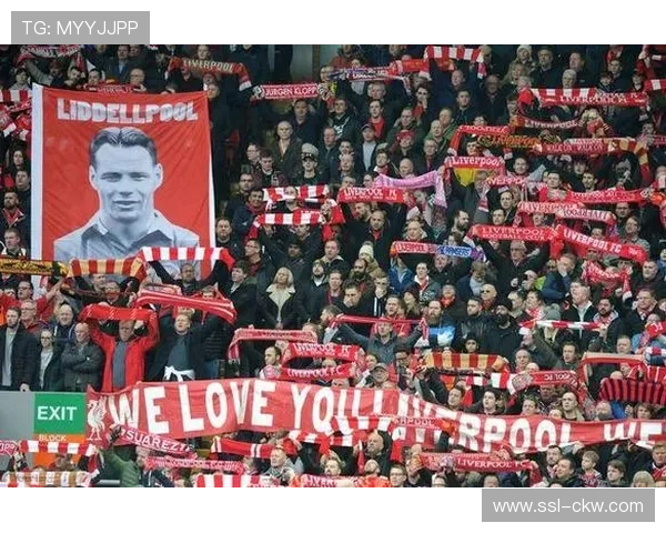 球迷抗议海外比赛，开场15秒静默示威