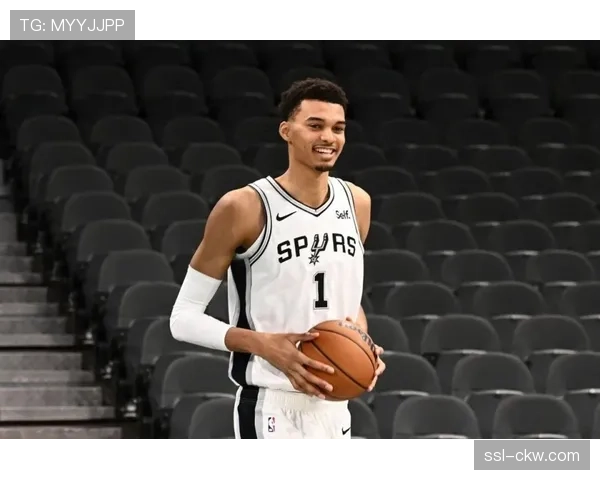 特写：维克托·文班亚马在法国队的训练营与NBA赛季的衔接计划