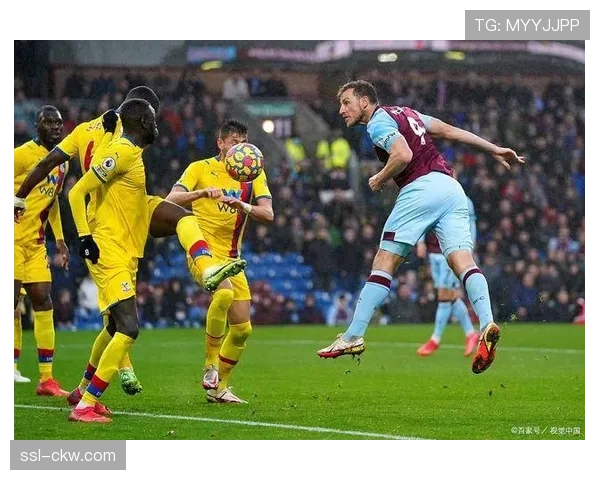 雨中激战：伯恩利对阵卢顿的比赛在瓢泼大雨中进行，皮球运行严重受阻